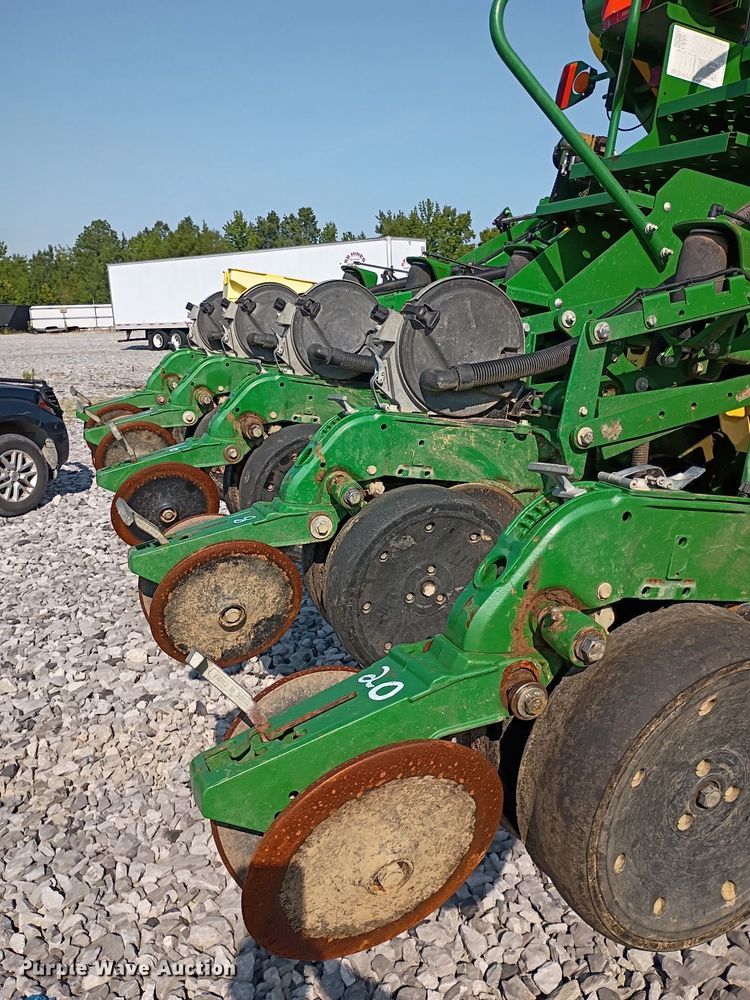 image for item YA4488 2015 John Deere 1795 split row planter
