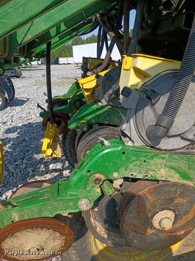 image for item YA4488 2015 John Deere 1795 split row planter