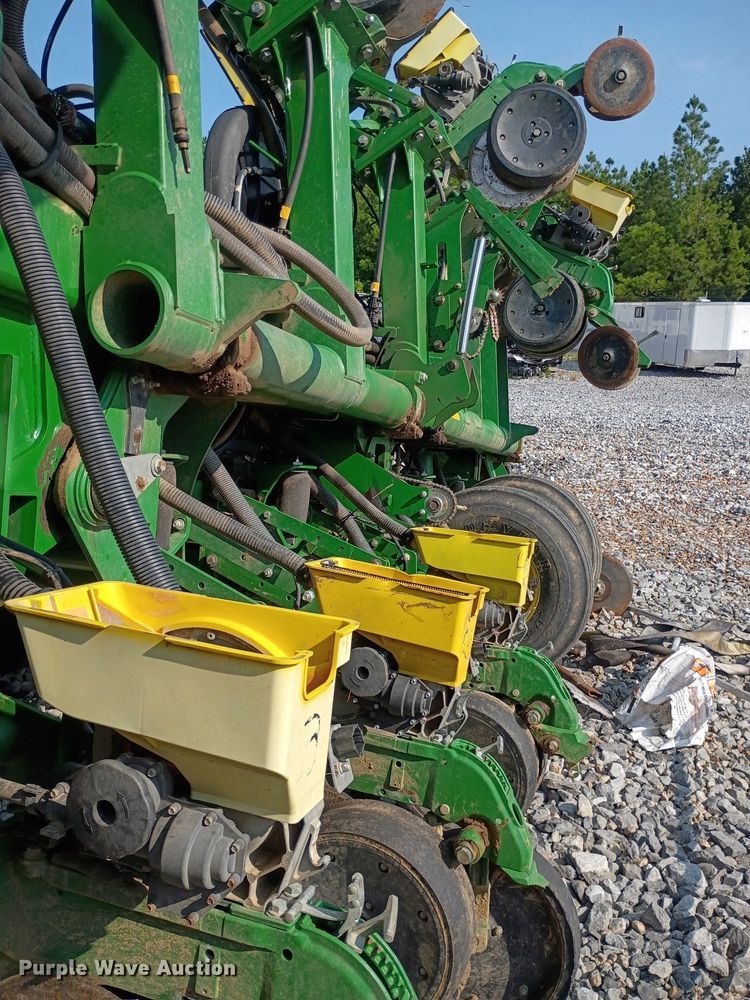 image for item YA4488 2015 John Deere 1795 split row planter