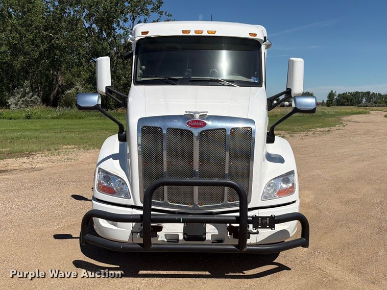 image for item DQ0072 2020 Peterbilt 579 semi truck