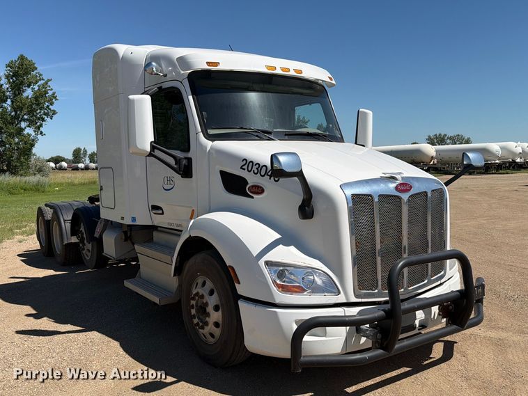 image for item DQ0072 2020 Peterbilt 579 semi truck