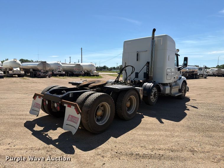 image for item DQ0072 2020 Peterbilt 579 semi truck