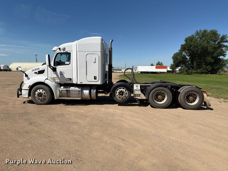 image for item DQ0072 2020 Peterbilt 579 semi truck