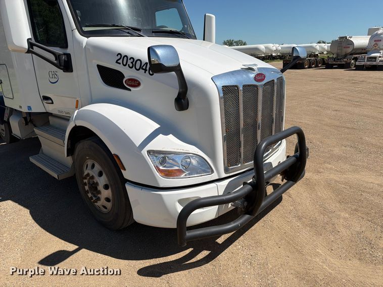 image for item DQ0072 2020 Peterbilt 579 semi truck