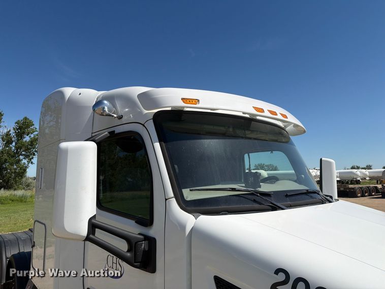 image for item DQ0072 2020 Peterbilt 579 semi truck