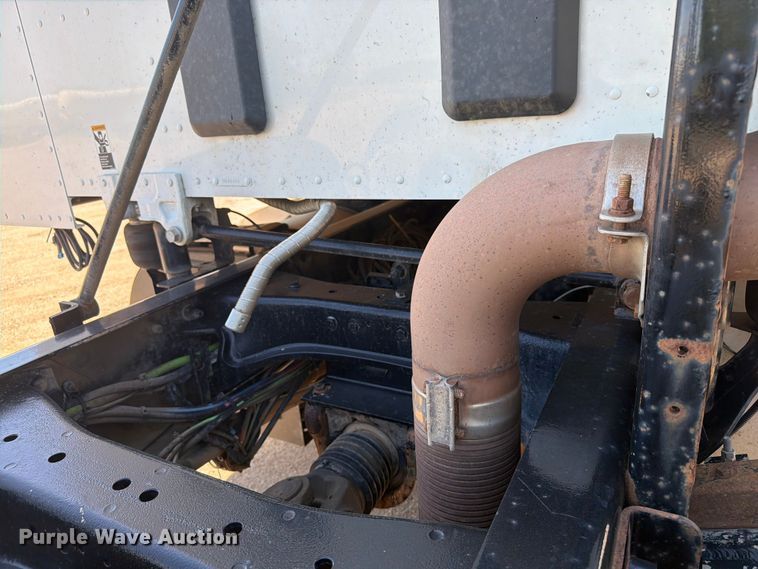image for item DQ0072 2020 Peterbilt 579 semi truck