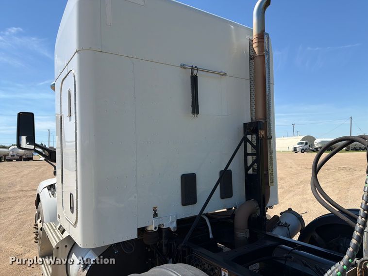 image for item DQ0072 2020 Peterbilt 579 semi truck