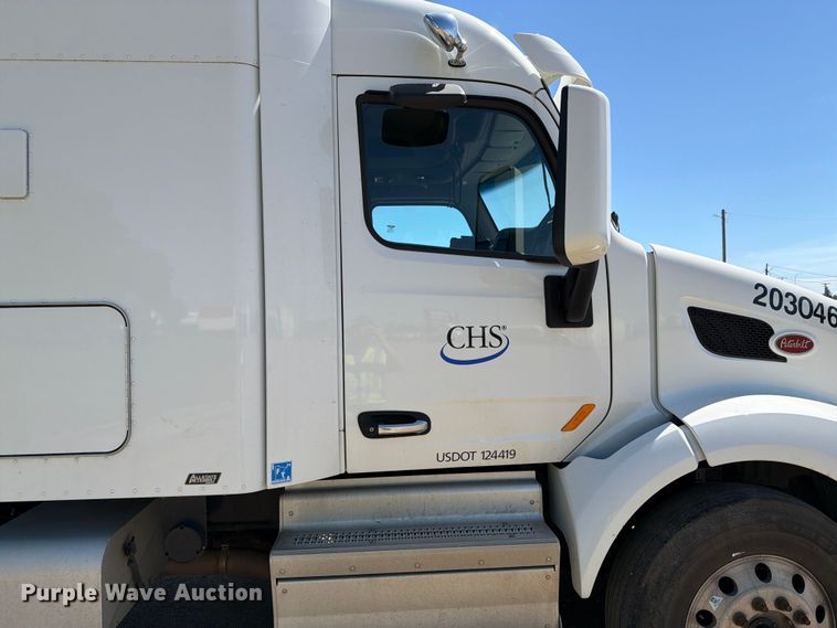 image for item DQ0072 2020 Peterbilt 579 semi truck