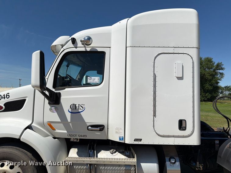 image for item DQ0072 2020 Peterbilt 579 semi truck