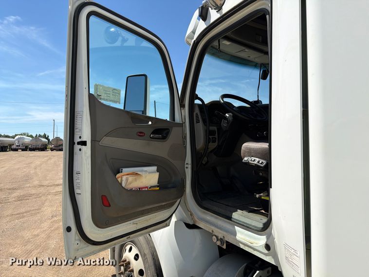 image for item DQ0072 2020 Peterbilt 579 semi truck