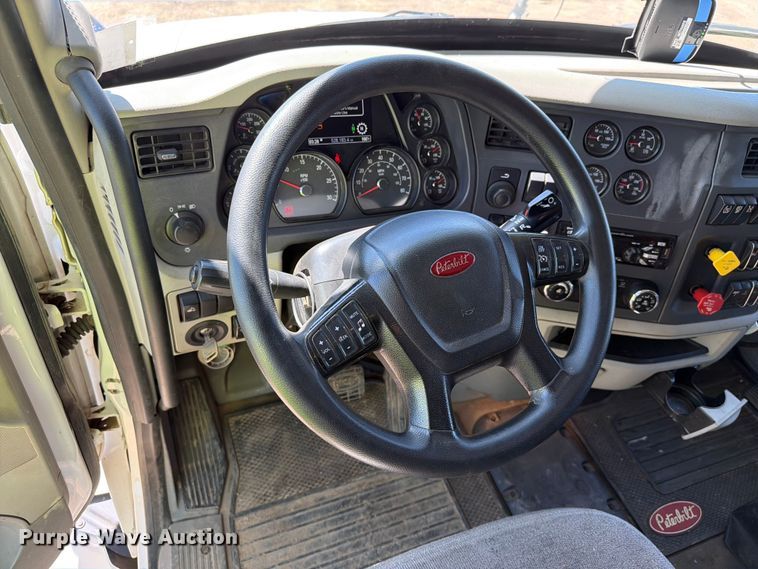 image for item DQ0072 2020 Peterbilt 579 semi truck