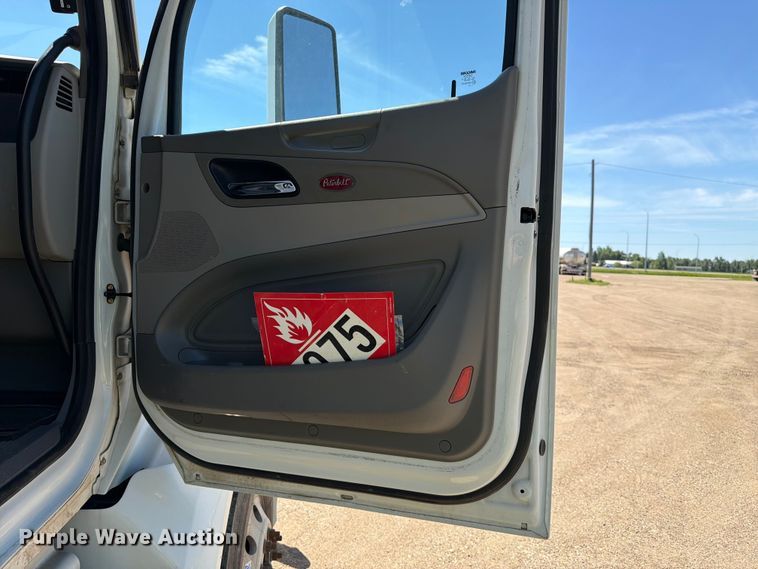 image for item DQ0072 2020 Peterbilt 579 semi truck