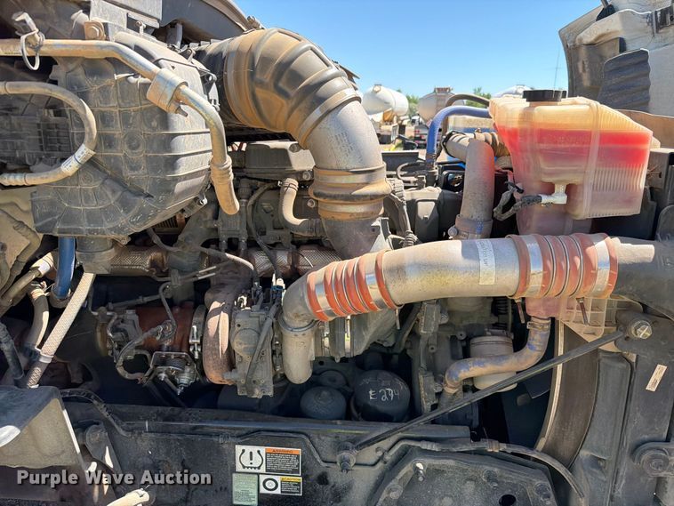 image for item DQ0072 2020 Peterbilt 579 semi truck