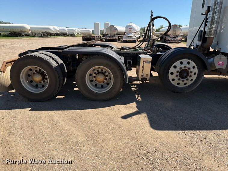 image for item DQ0072 2020 Peterbilt 579 semi truck