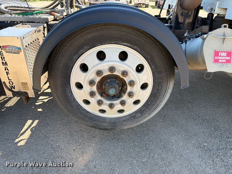 image for item DQ0072 2020 Peterbilt 579 semi truck