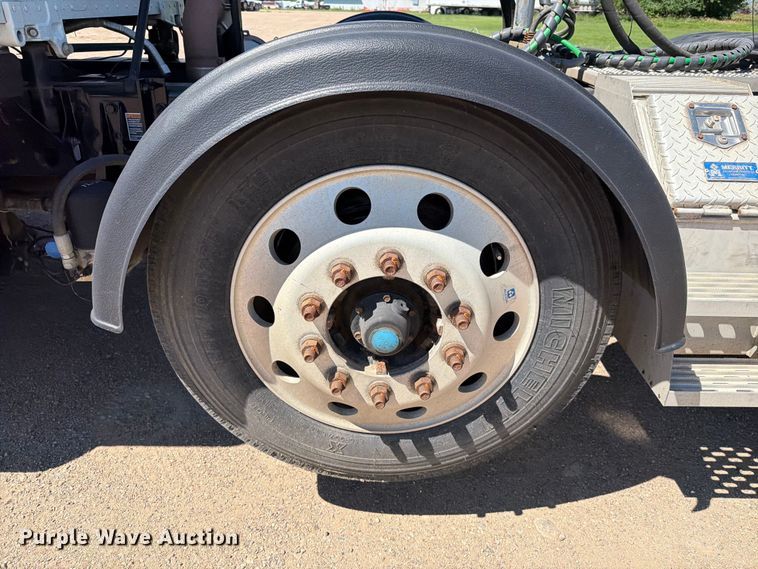 image for item DQ0072 2020 Peterbilt 579 semi truck