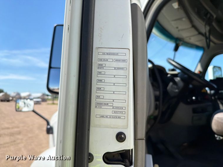 image for item DQ0072 2020 Peterbilt 579 semi truck