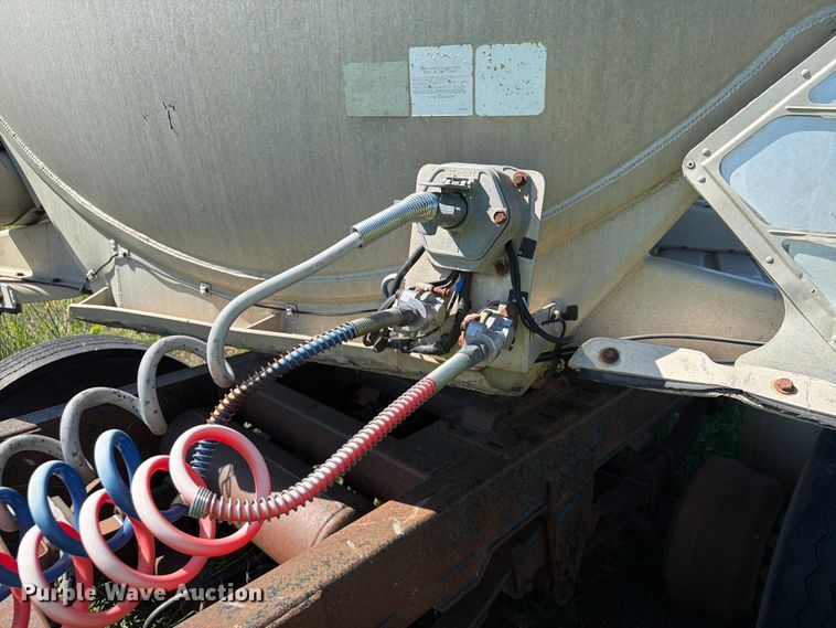 image for item DQ0075 1996 Beall BAST-30-2-SB tank trailer