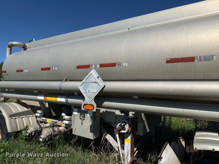 image for item DQ0075 1996 Beall BAST-30-2-SB tank trailer
