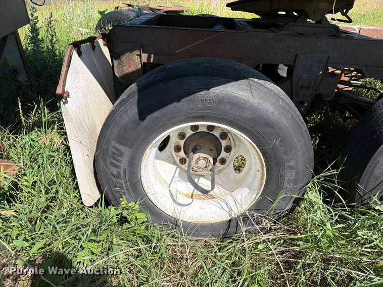 image for item DQ0075 1996 Beall BAST-30-2-SB tank trailer