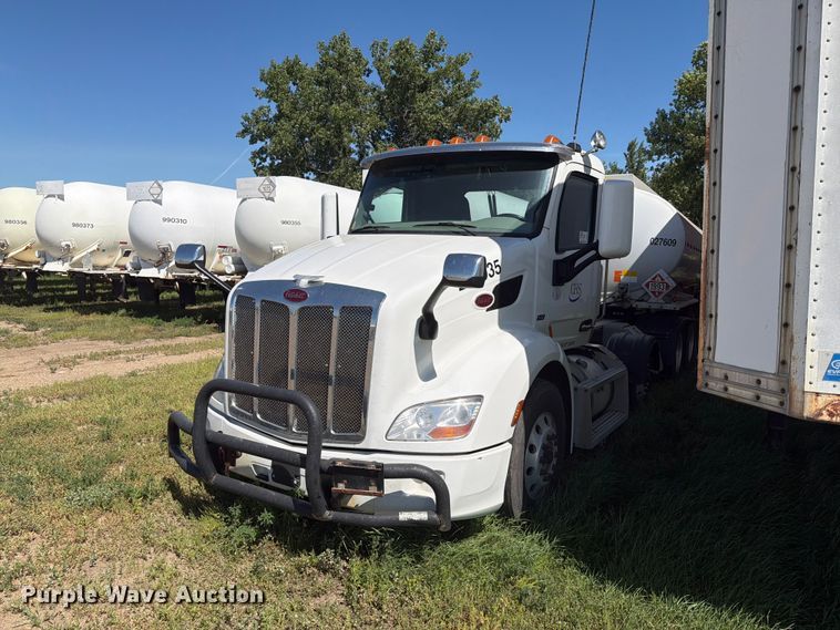 image for item DQ0076 2020 Peterbilt 579 semi truck