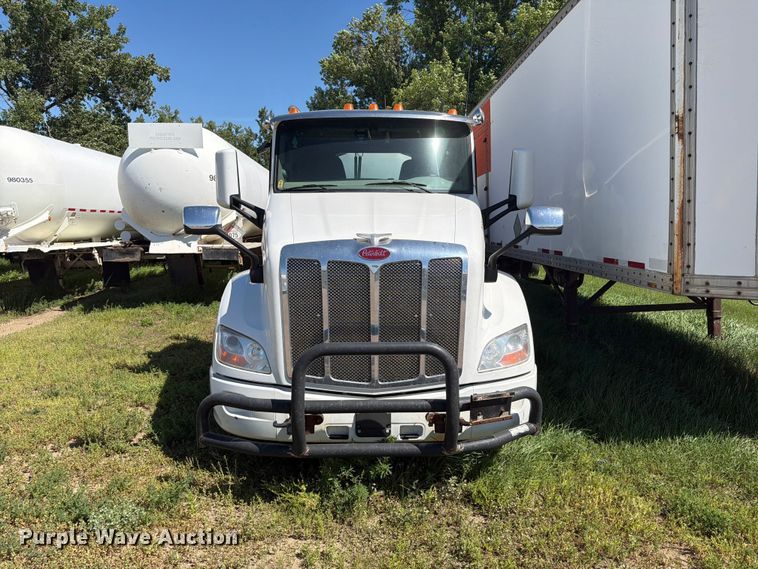 image for item DQ0076 2020 Peterbilt 579 semi truck