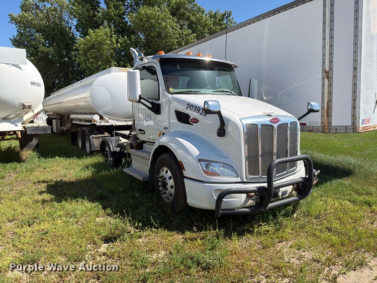 image for item DQ0076 2020 Peterbilt 579 semi truck