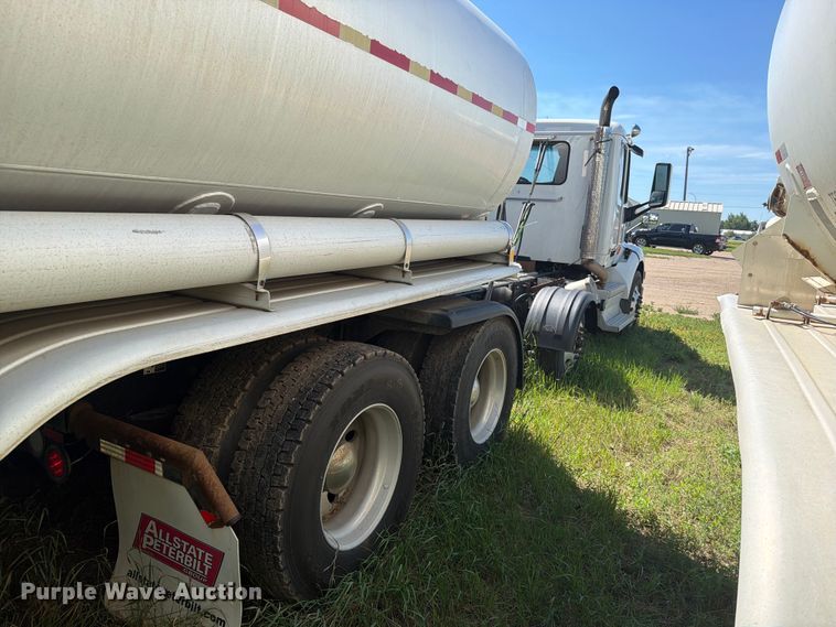 image for item DQ0076 2020 Peterbilt 579 semi truck