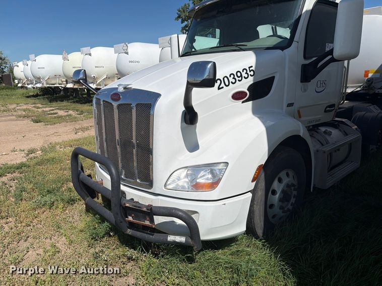 image for item DQ0076 2020 Peterbilt 579 semi truck