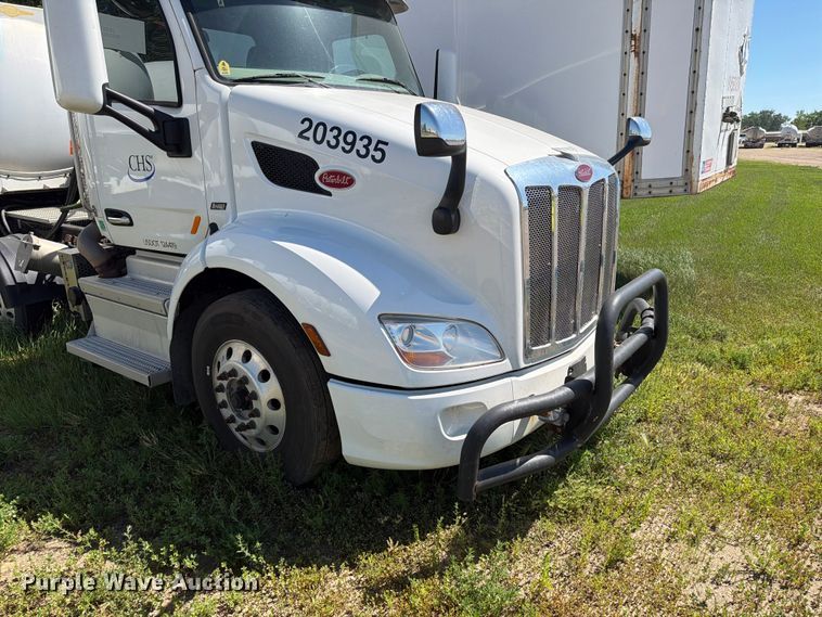 image for item DQ0076 2020 Peterbilt 579 semi truck
