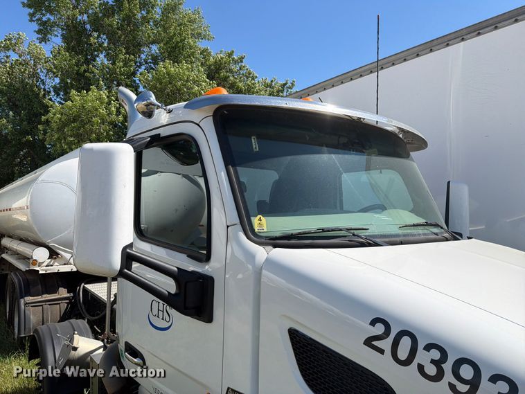 image for item DQ0076 2020 Peterbilt 579 semi truck