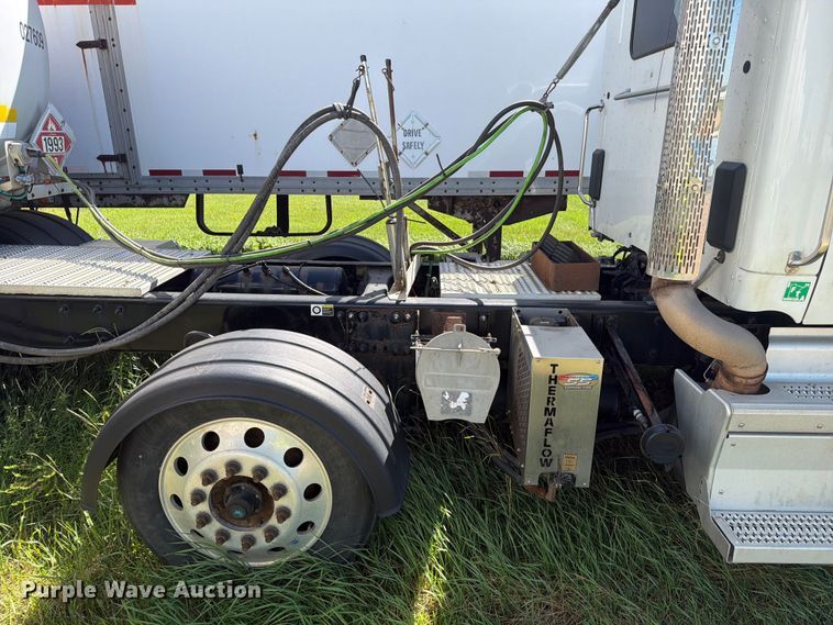 image for item DQ0076 2020 Peterbilt 579 semi truck