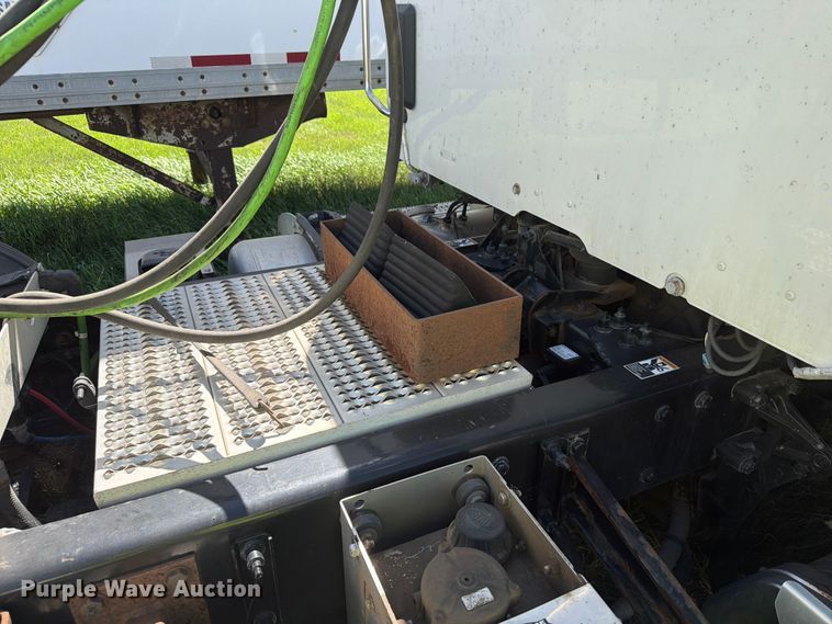image for item DQ0076 2020 Peterbilt 579 semi truck