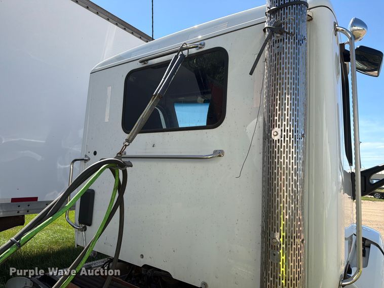 image for item DQ0076 2020 Peterbilt 579 semi truck