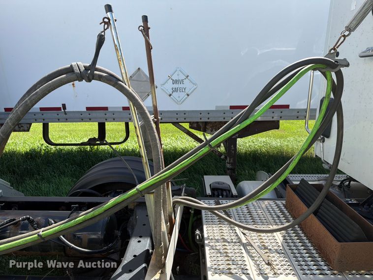 image for item DQ0076 2020 Peterbilt 579 semi truck