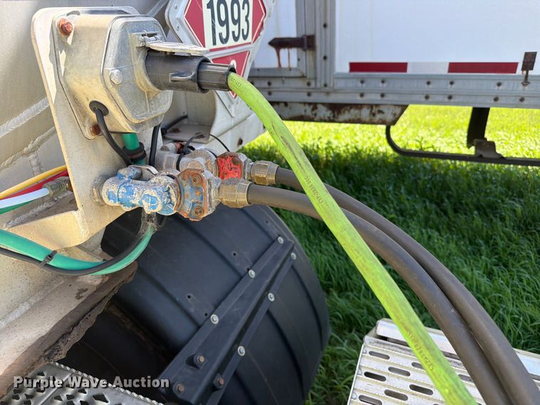 image for item DQ0076 2020 Peterbilt 579 semi truck