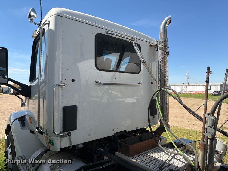 image for item DQ0076 2020 Peterbilt 579 semi truck