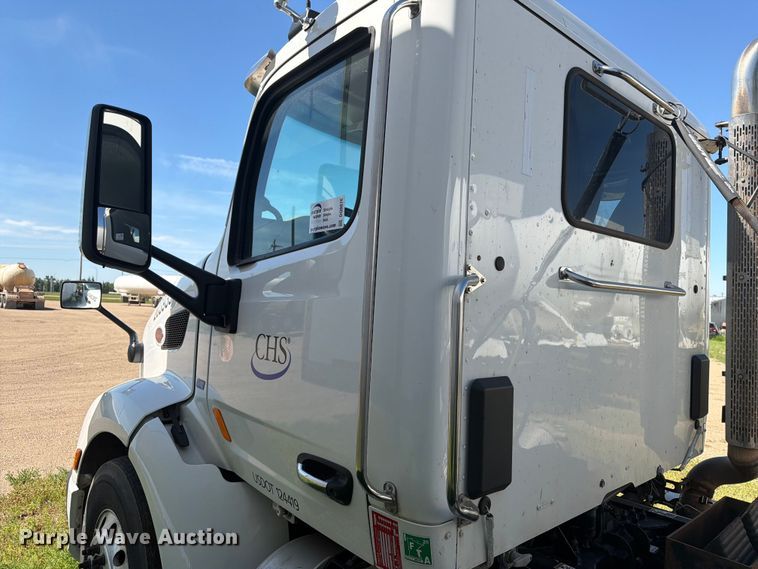 image for item DQ0076 2020 Peterbilt 579 semi truck