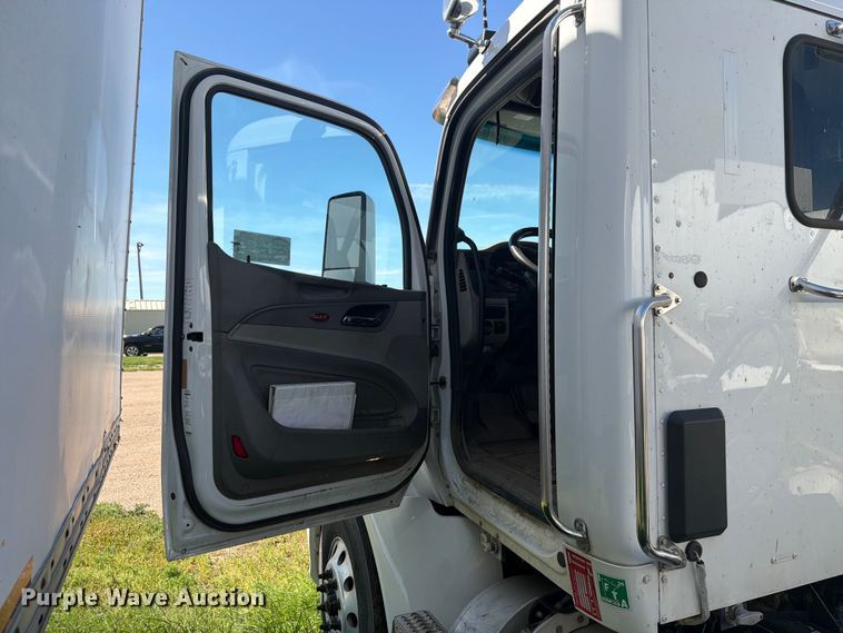 image for item DQ0076 2020 Peterbilt 579 semi truck
