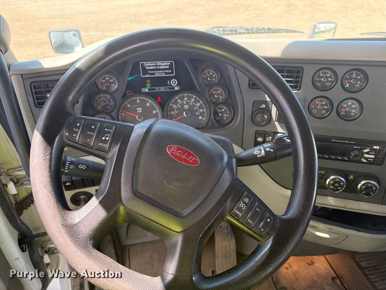 image for item DQ0076 2020 Peterbilt 579 semi truck