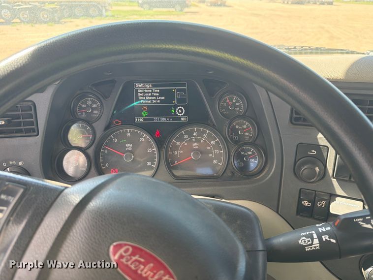 image for item DQ0076 2020 Peterbilt 579 semi truck