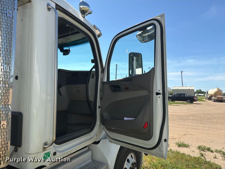 image for item DQ0076 2020 Peterbilt 579 semi truck