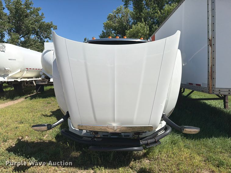 image for item DQ0076 2020 Peterbilt 579 semi truck