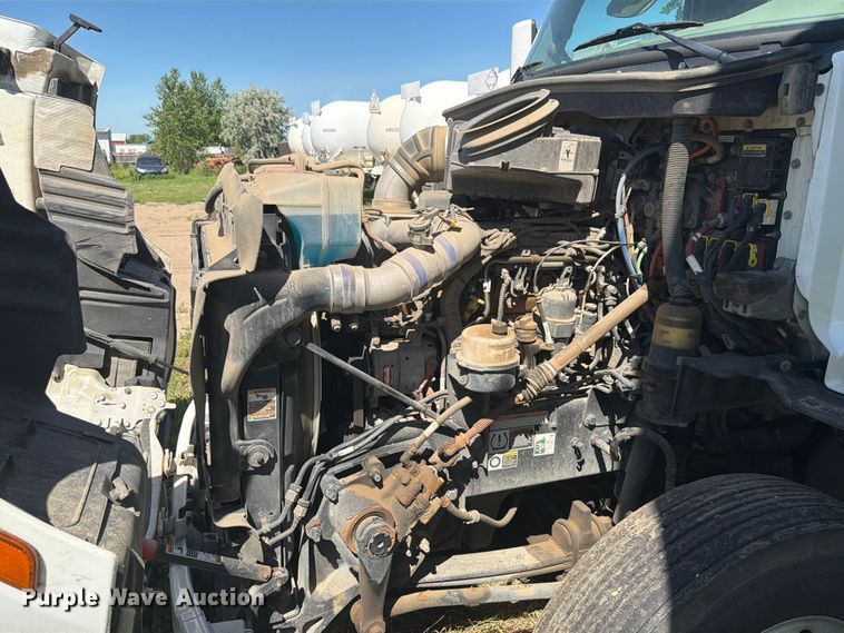 image for item DQ0076 2020 Peterbilt 579 semi truck