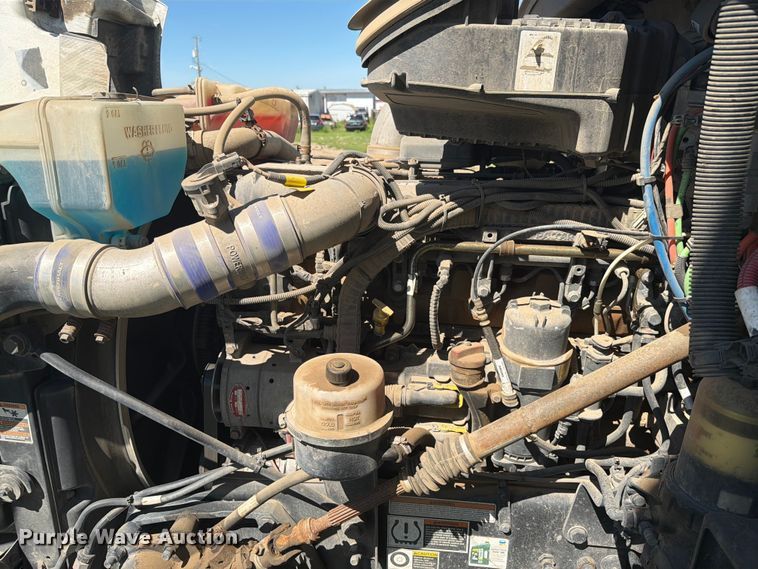 image for item DQ0076 2020 Peterbilt 579 semi truck