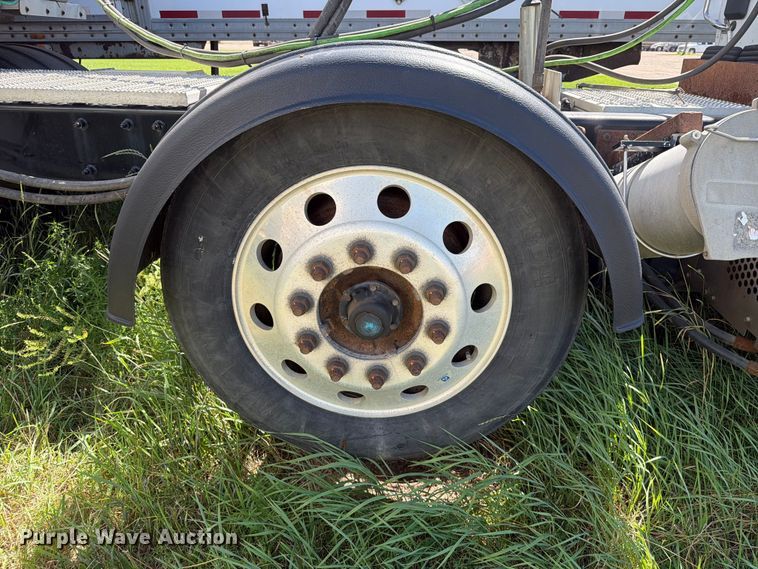 image for item DQ0076 2020 Peterbilt 579 semi truck