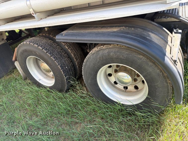 image for item DQ0076 2020 Peterbilt 579 semi truck
