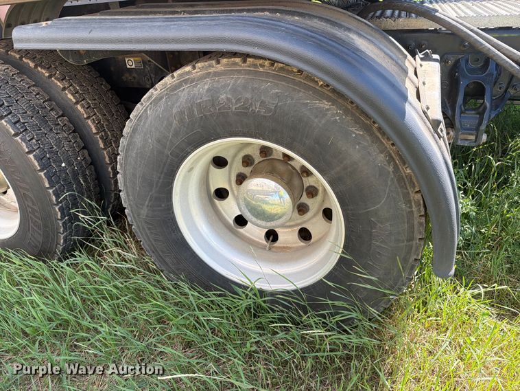 image for item DQ0076 2020 Peterbilt 579 semi truck