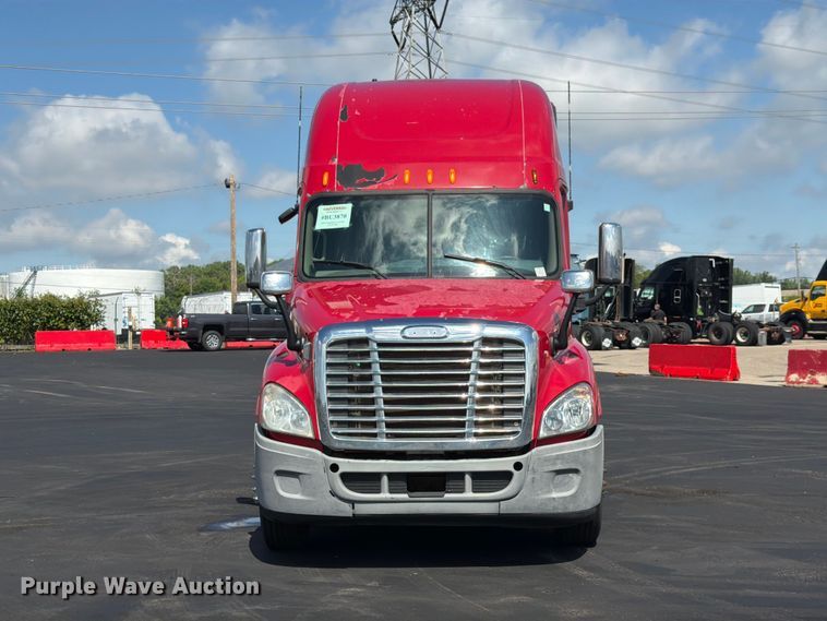 image for item DQ7893 2013 Freightliner Cascadia semi truck