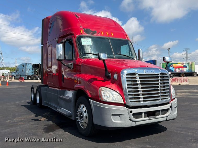 image for item DQ7893 2013 Freightliner Cascadia semi truck